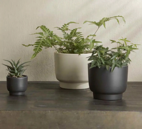 osłonka ceramiczna z ceramiki krem antracyt mat kompozycja dekoracja salonu wnętrz donica rośliny osłonka ceramiczna z ceramiki krem antracyt mat kompozycja dekoracja salonu wnętrz donica rośliny